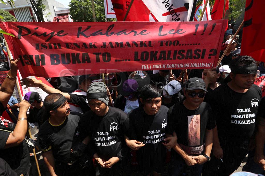 Ratusan warga tolak...