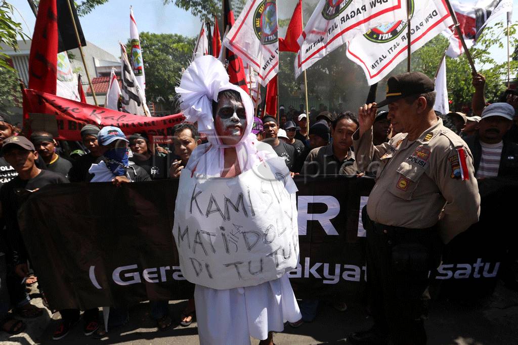 Ratusan warga tolak...