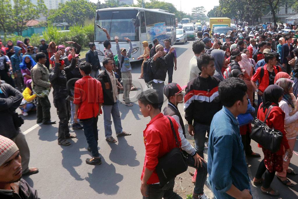 Ratusan petani tuntut...