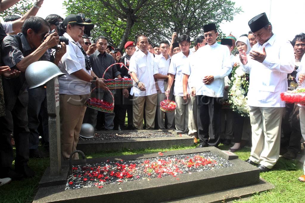 Prabowo-Hatta ziarah...