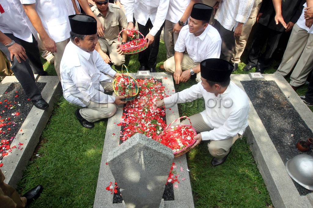 Prabowo-Hatta ziarah...