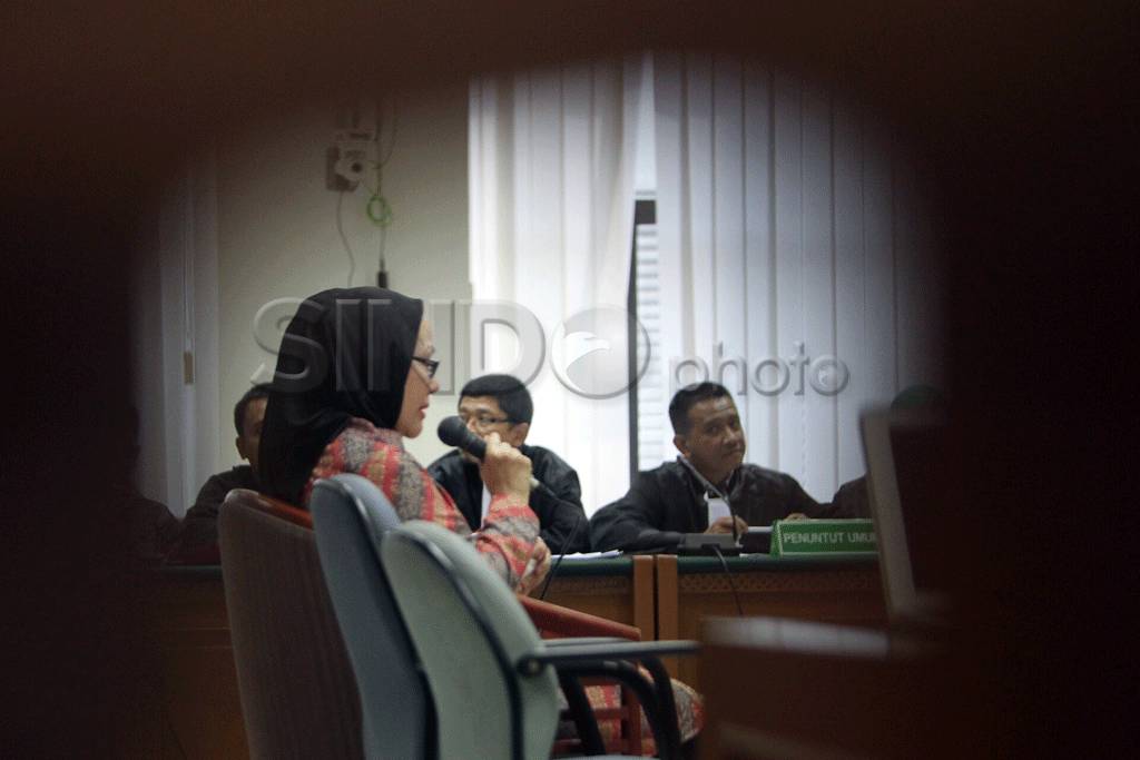 Ratu Atut dengarkan...