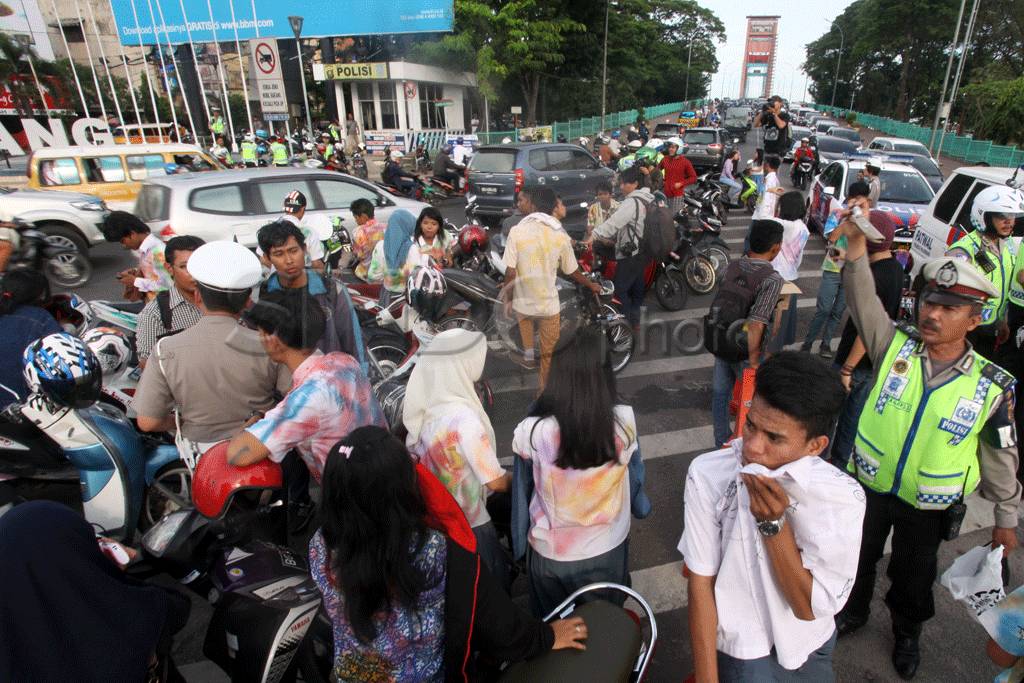 Puluhan pelajar di Palembang...