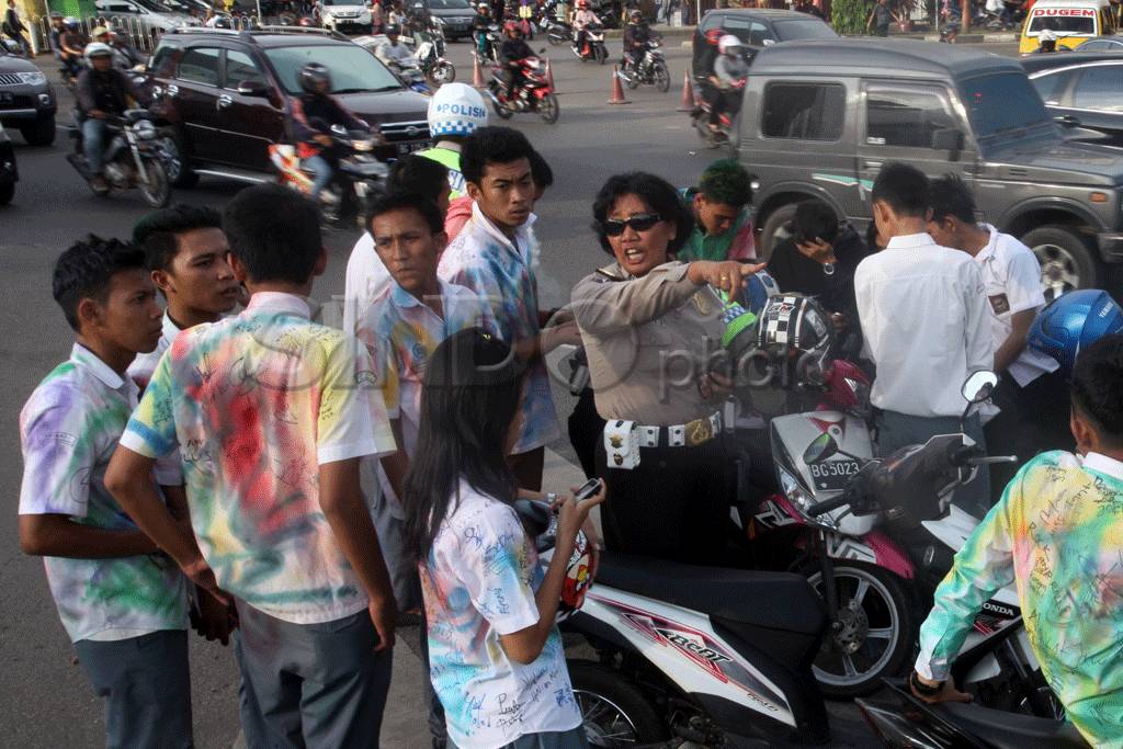 Puluhan pelajar di Palembang...