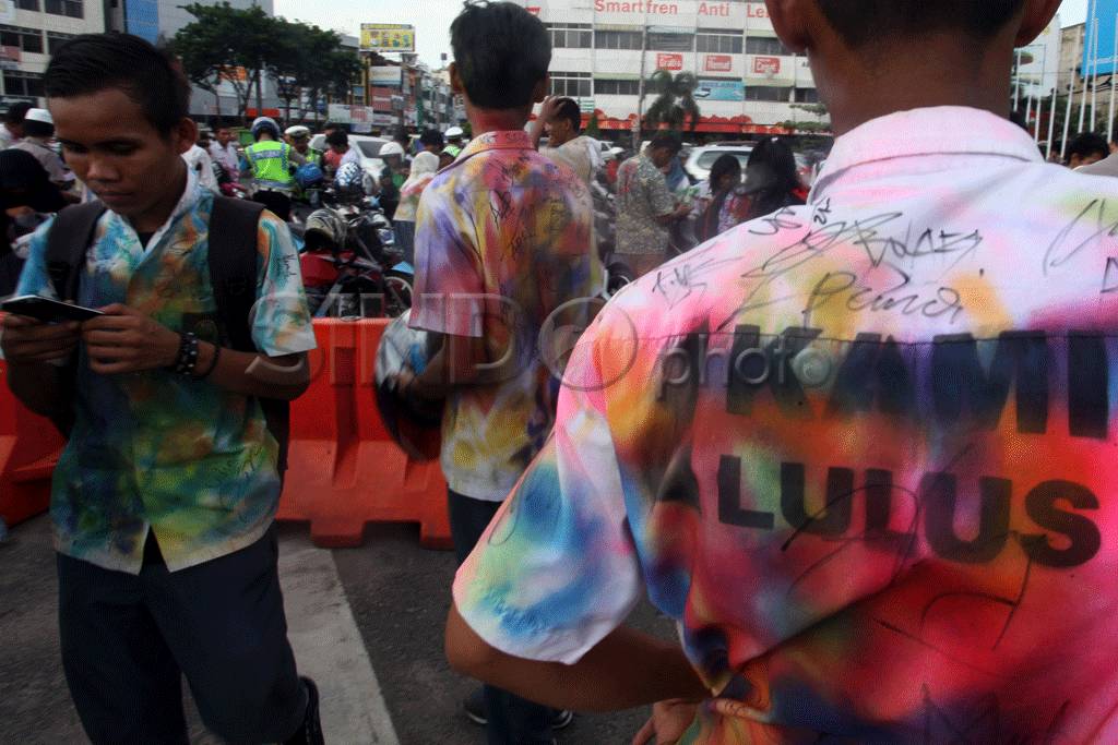 Puluhan pelajar di Palembang...