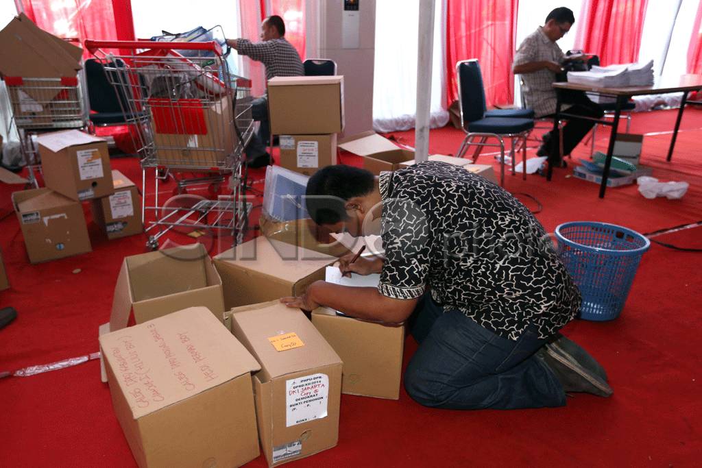 Menumpuknya berkas permohonan...