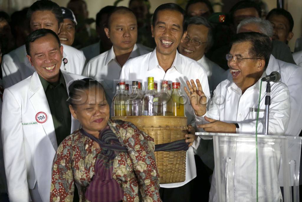 Jokowi-JK minum jamu...