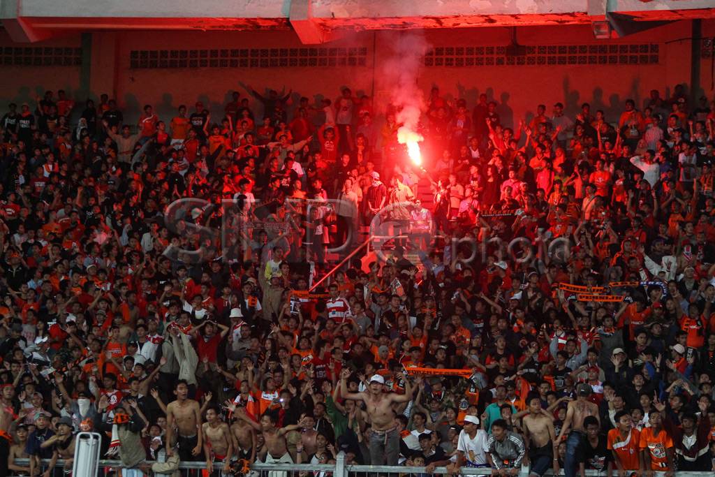 Persija menang telak...