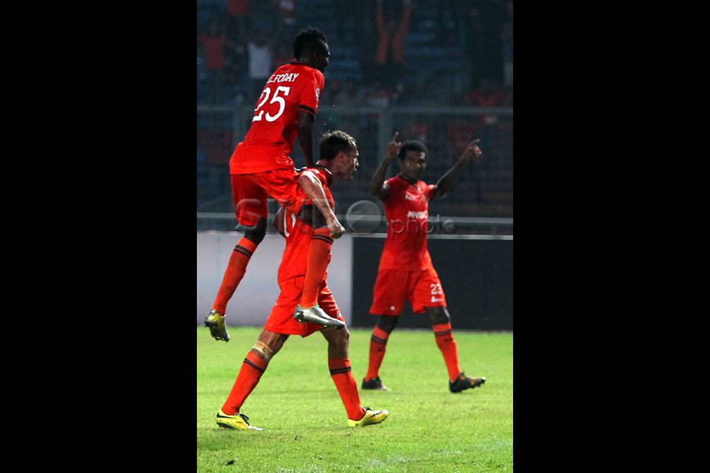 Persija menang telak...