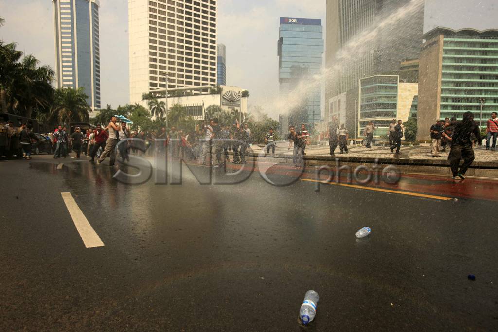 Bentrok massa dengan...