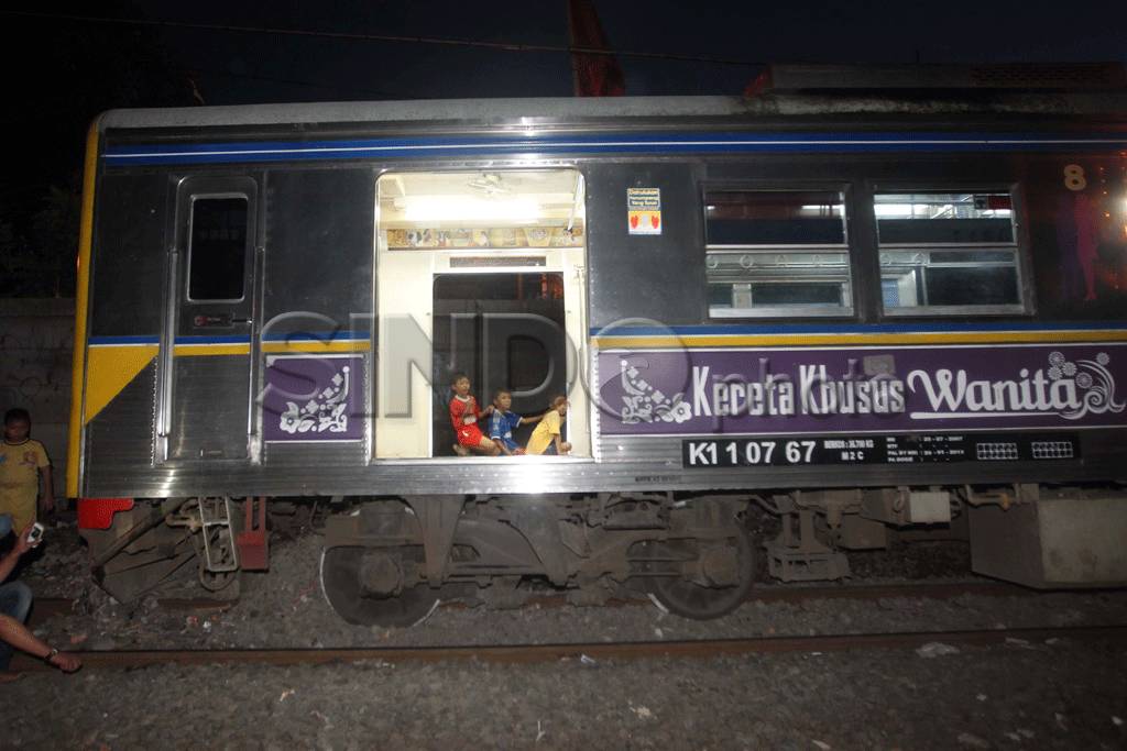KRL keluar jalur akibat...