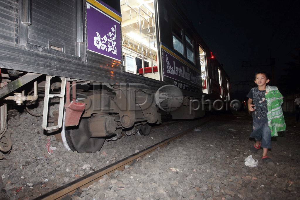 KRL keluar jalur akibat...
