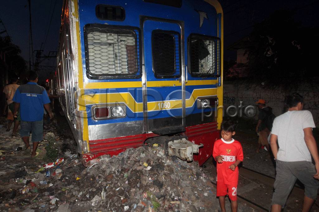 KRL keluar jalur akibat...