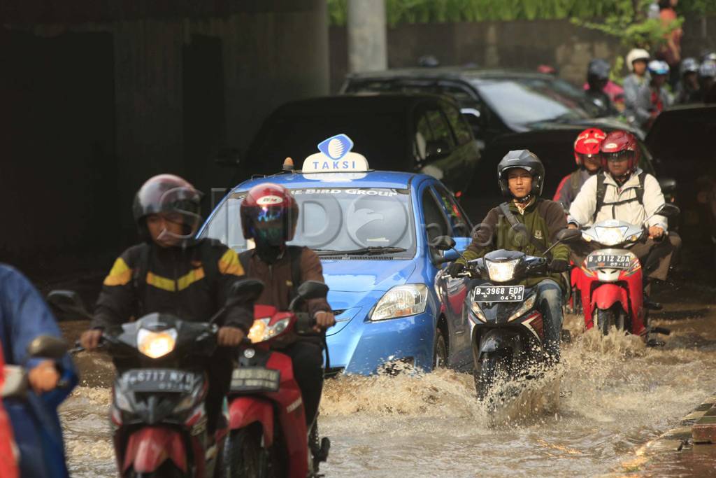 Hujan deras, ruas jalan...