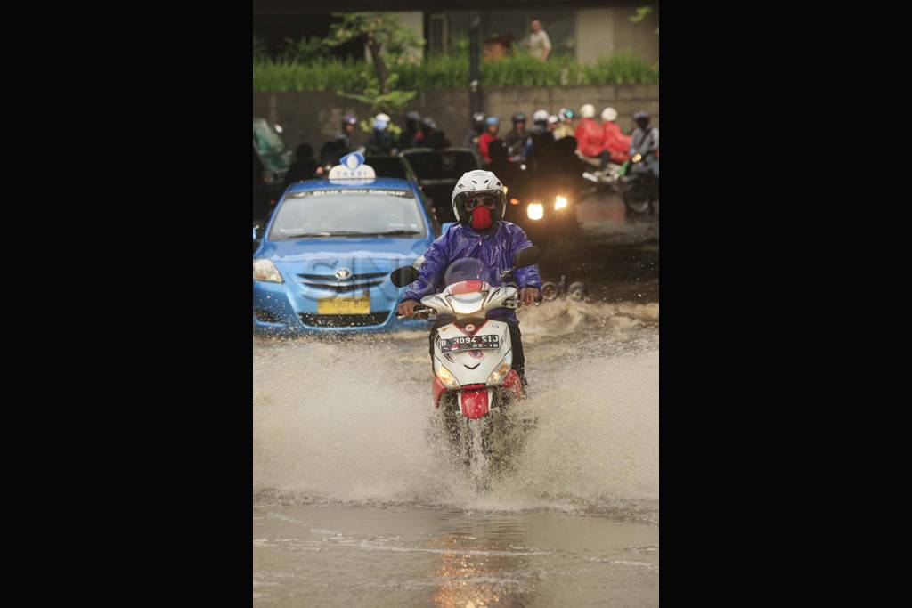 Hujan deras, ruas jalan...