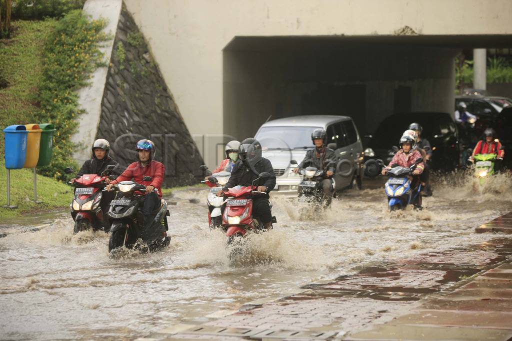 Hujan deras, ruas jalan...