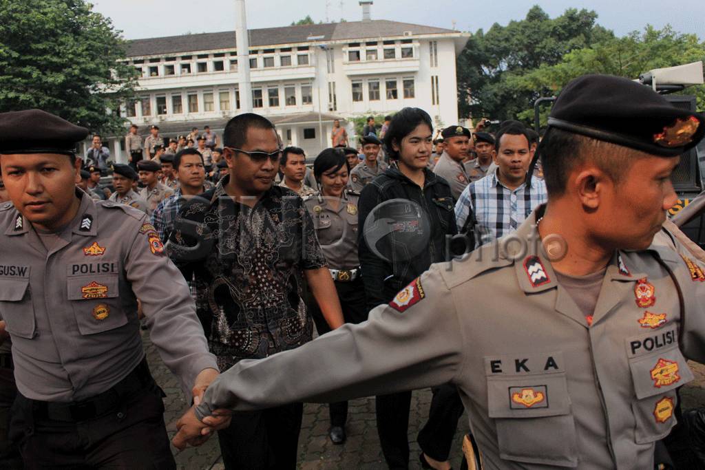 Aparat bentrok dengan...