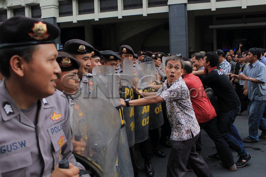 Aparat bentrok dengan...