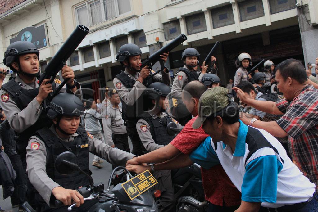 Aparat bentrok dengan...