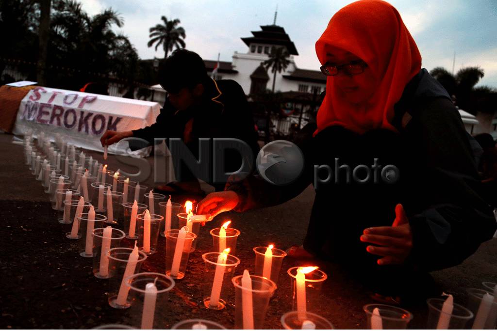100 lilin dukung Hari...