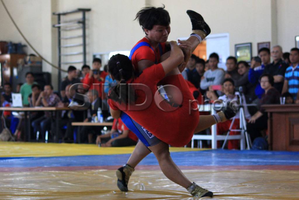 Aksi bantingan pegulat...