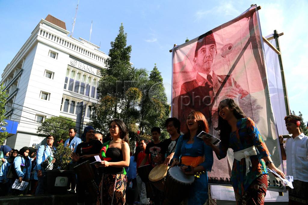 Warga Bandung sambut...