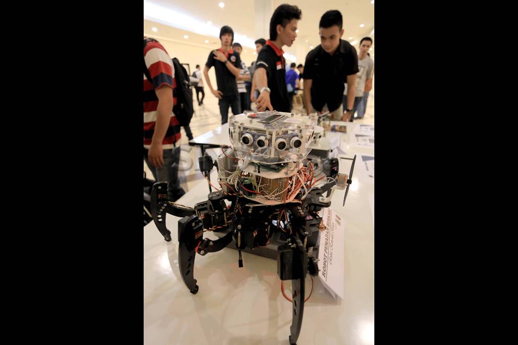 Robot-Robot Karya Mahasiswa...