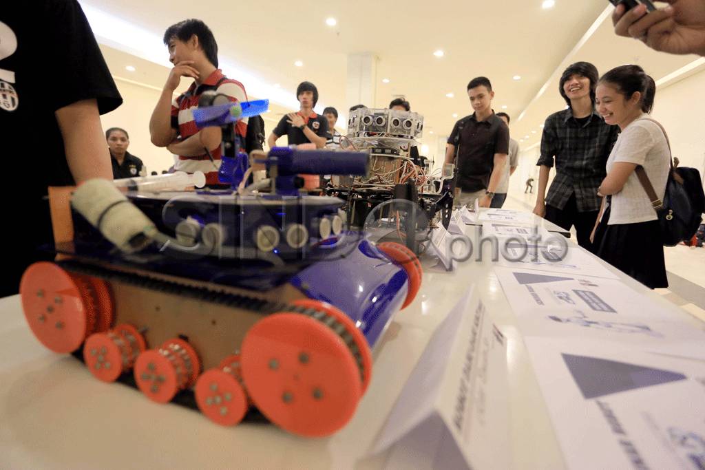 Robot-Robot Karya Mahasiswa...
