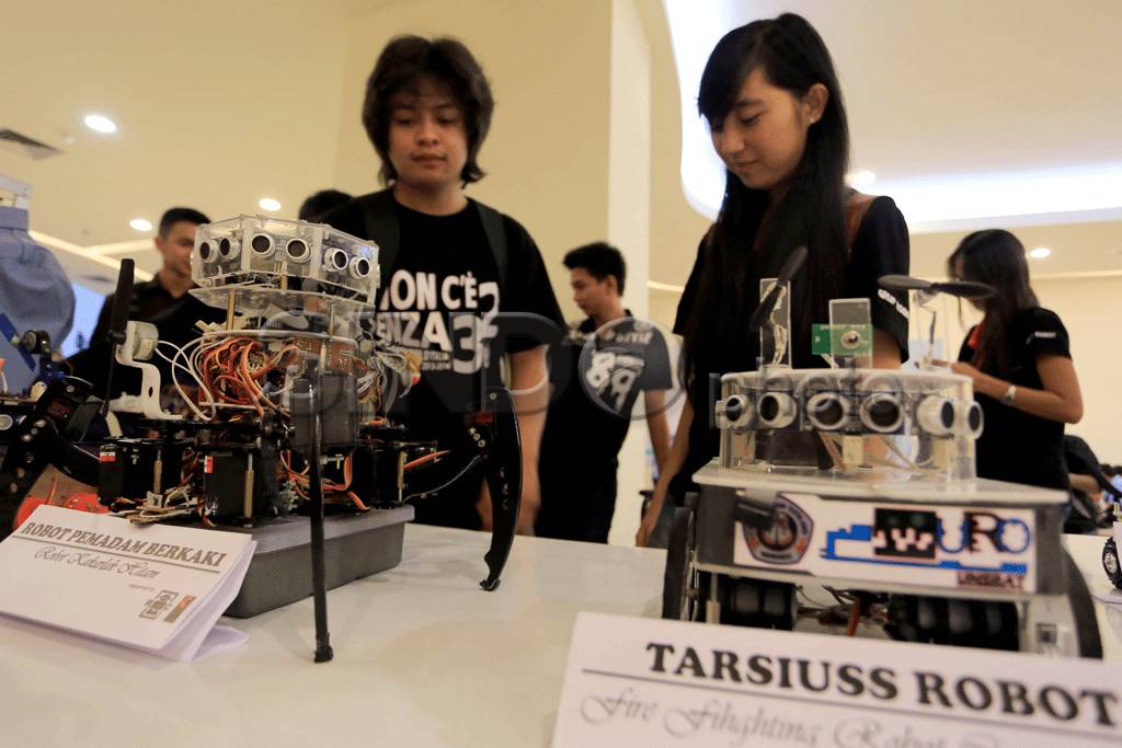 Robot-Robot Karya Mahasiswa...