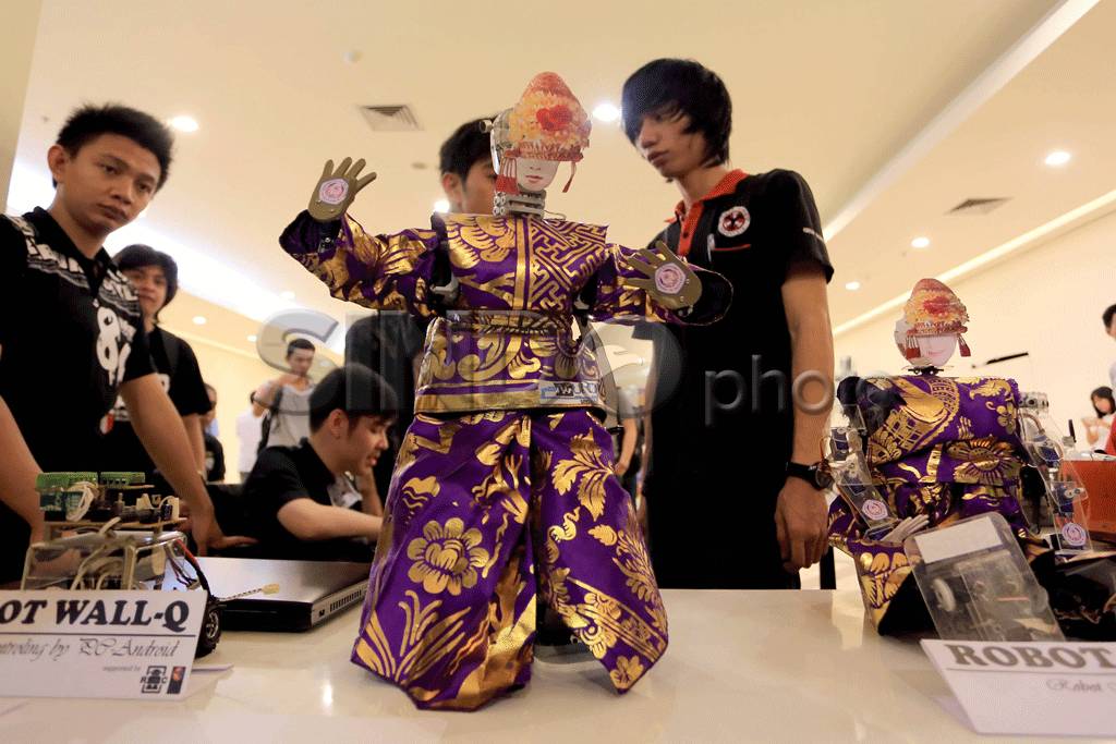 Robot-Robot Karya Mahasiswa...