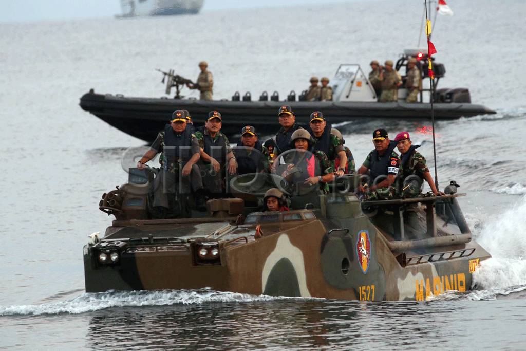 TNI Unjuk Kekuatan di...