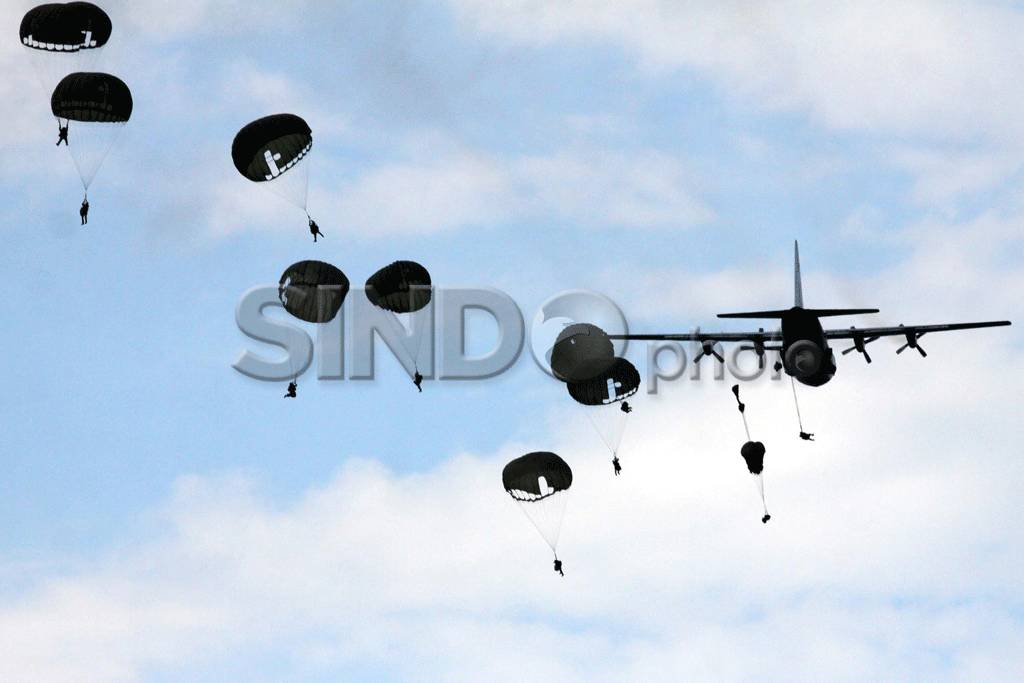 TNI Unjuk Kekuatan di...