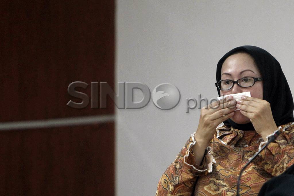 Ratu Atut Chosiyah Dengarkan...