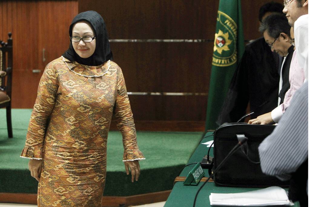 Ratu Atut Chosiyah Dengarkan...