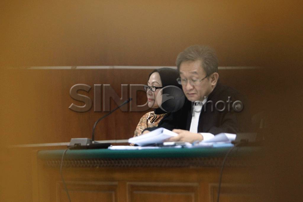Ratu Atut Chosiyah Dengarkan...