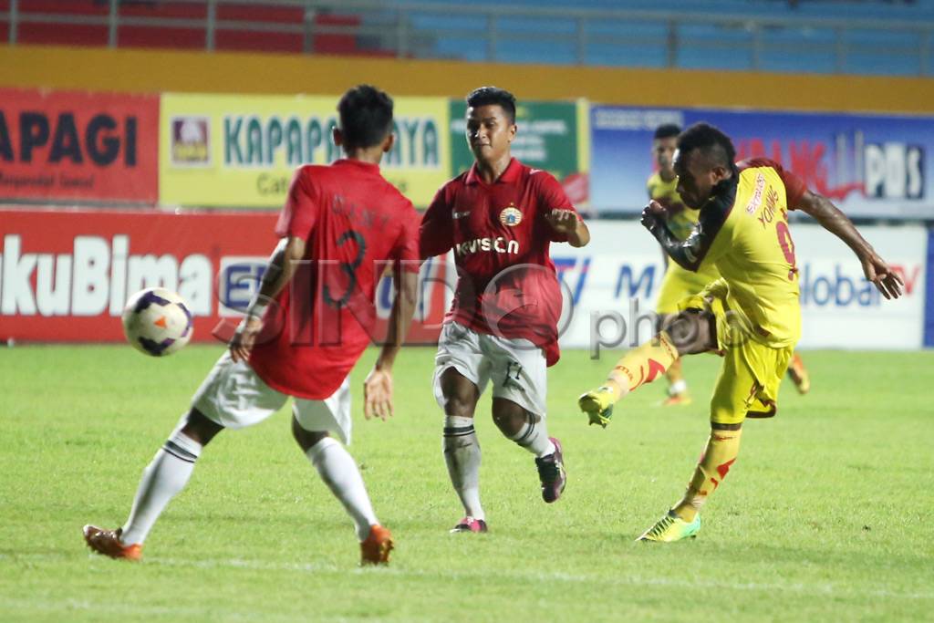 Main di Kandang Sendiri,...