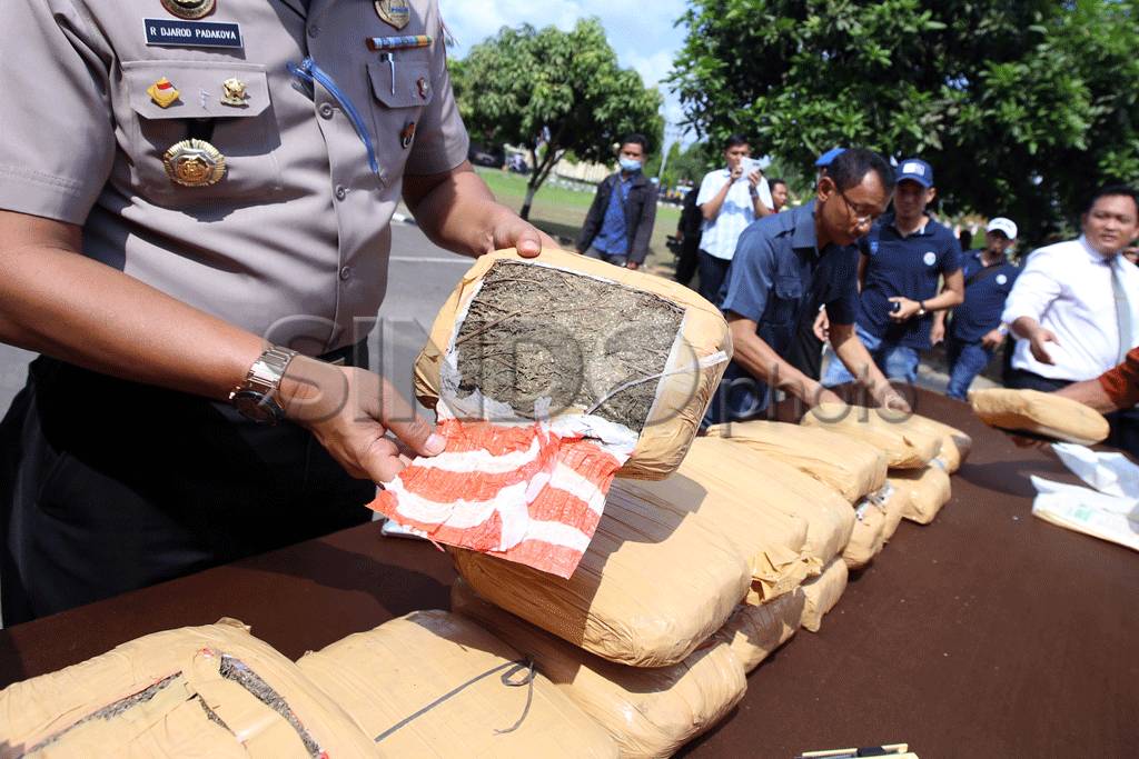 Polresta Palembang Musnahkan...
