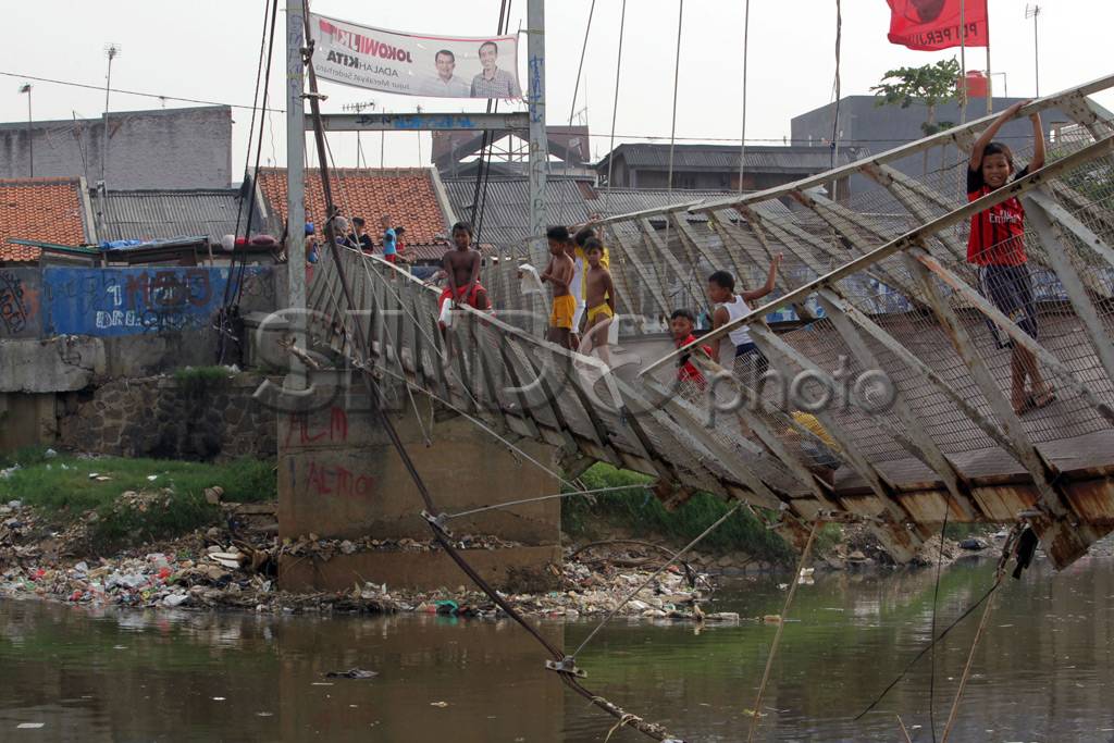 Jembatan Gantung Nyaris...