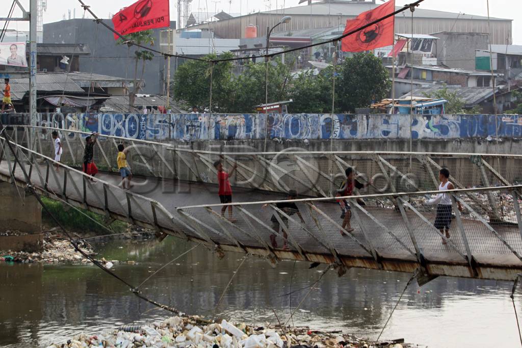 Jembatan Gantung Nyaris...