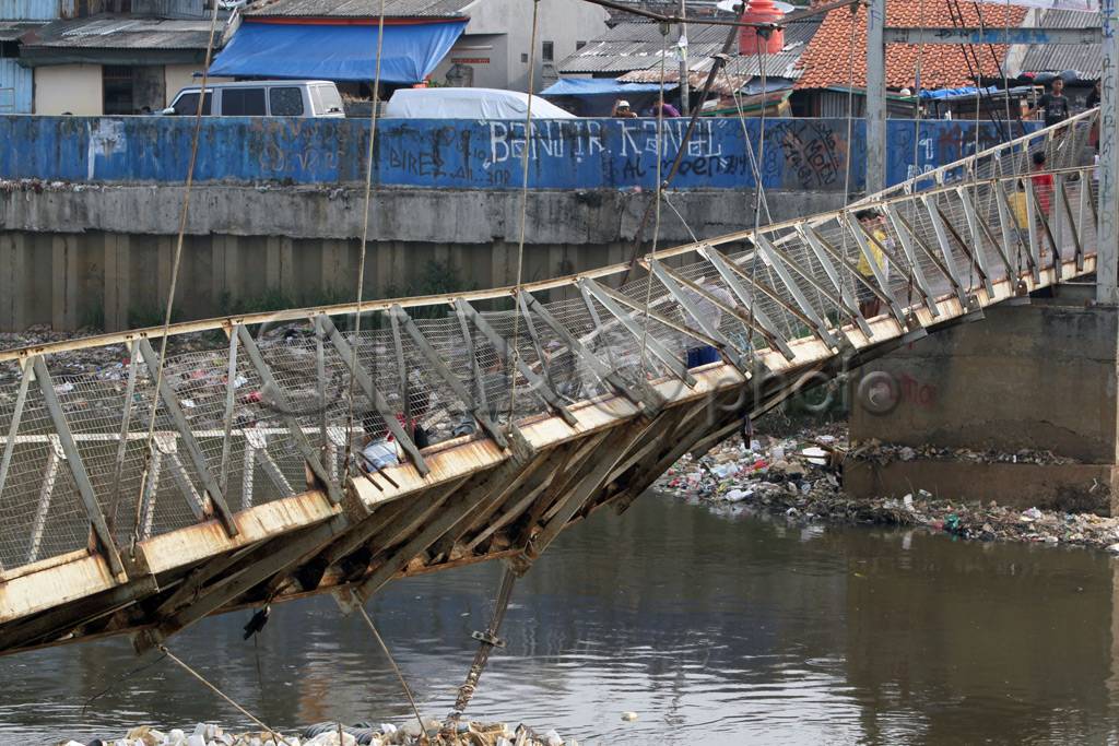 Jembatan Gantung Nyaris...