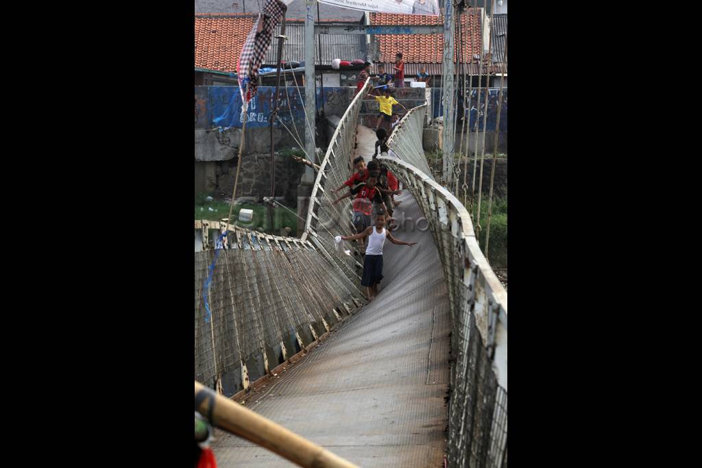 Jembatan Gantung Nyaris...