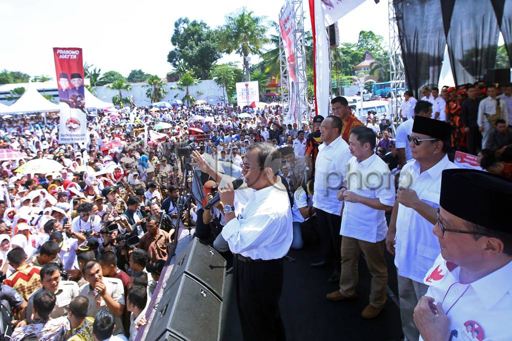 Ribuan Pendukung Banjiri...