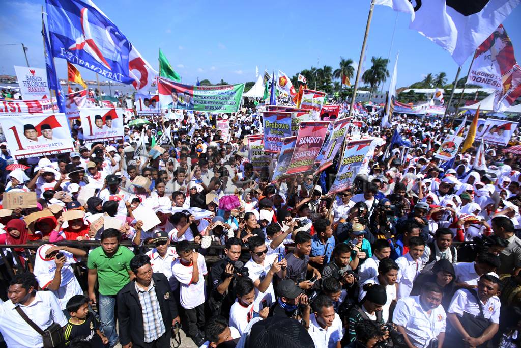 Ribuan Pendukung Banjiri...
