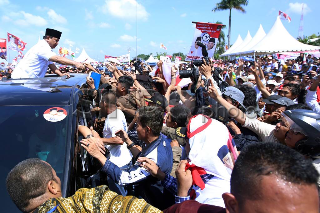 Ribuan Pendukung Banjiri...