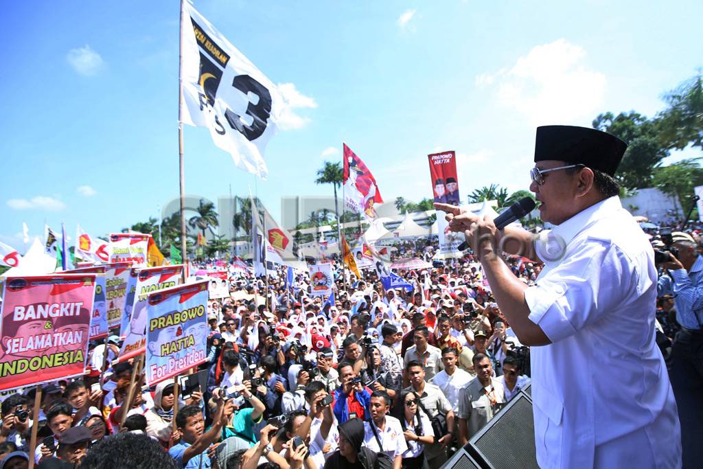 Ribuan Pendukung Banjiri...