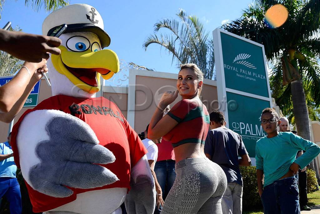 Model Brazil Sambut...