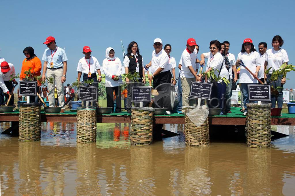 AGP Tanam Mangrove Dukung...