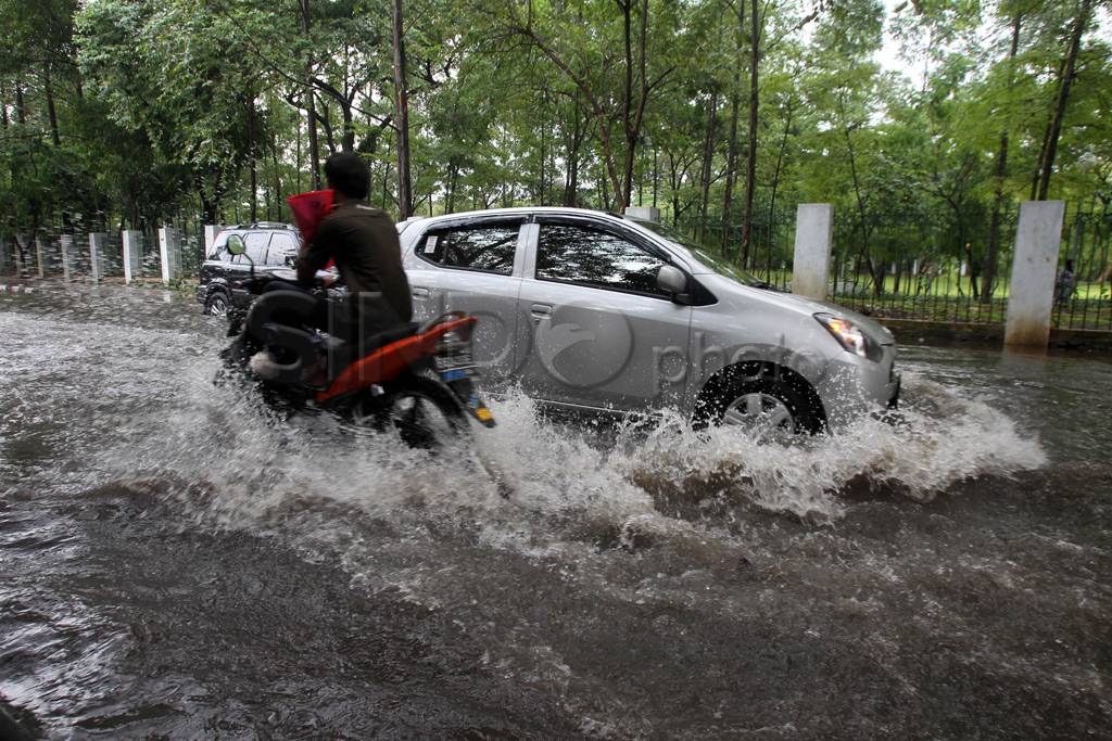 Hujan Deras, Ruas Jalan...