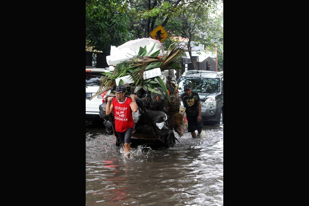 Hujan Deras, Ruas Jalan...