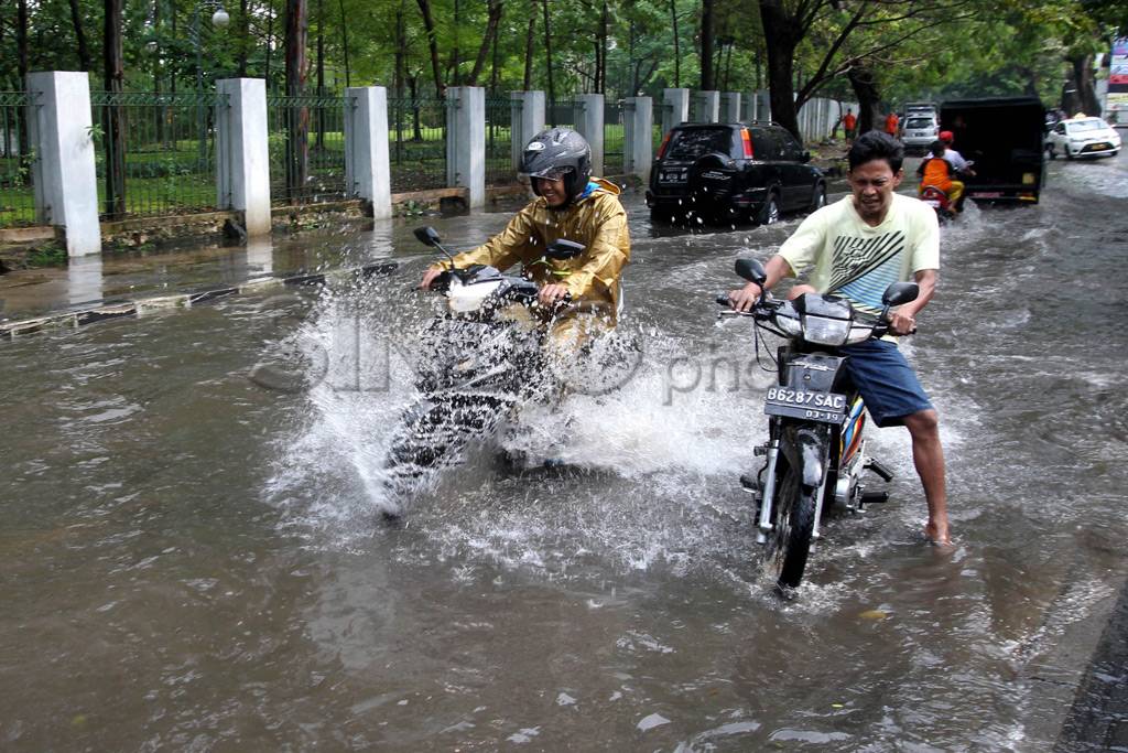 Hujan Deras, Ruas Jalan...